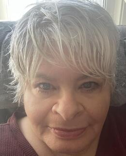 Leslie Holmes