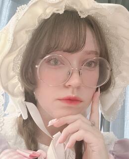 Selfie of Em Williamson wearing a white bonnet.