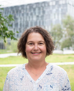 Picture of Shannon in front of Hunter Student Commons
